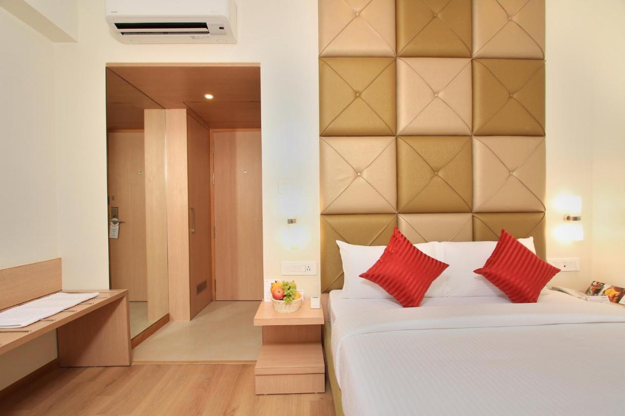La Sara Regent Hotel Bangalore Bagian luar foto