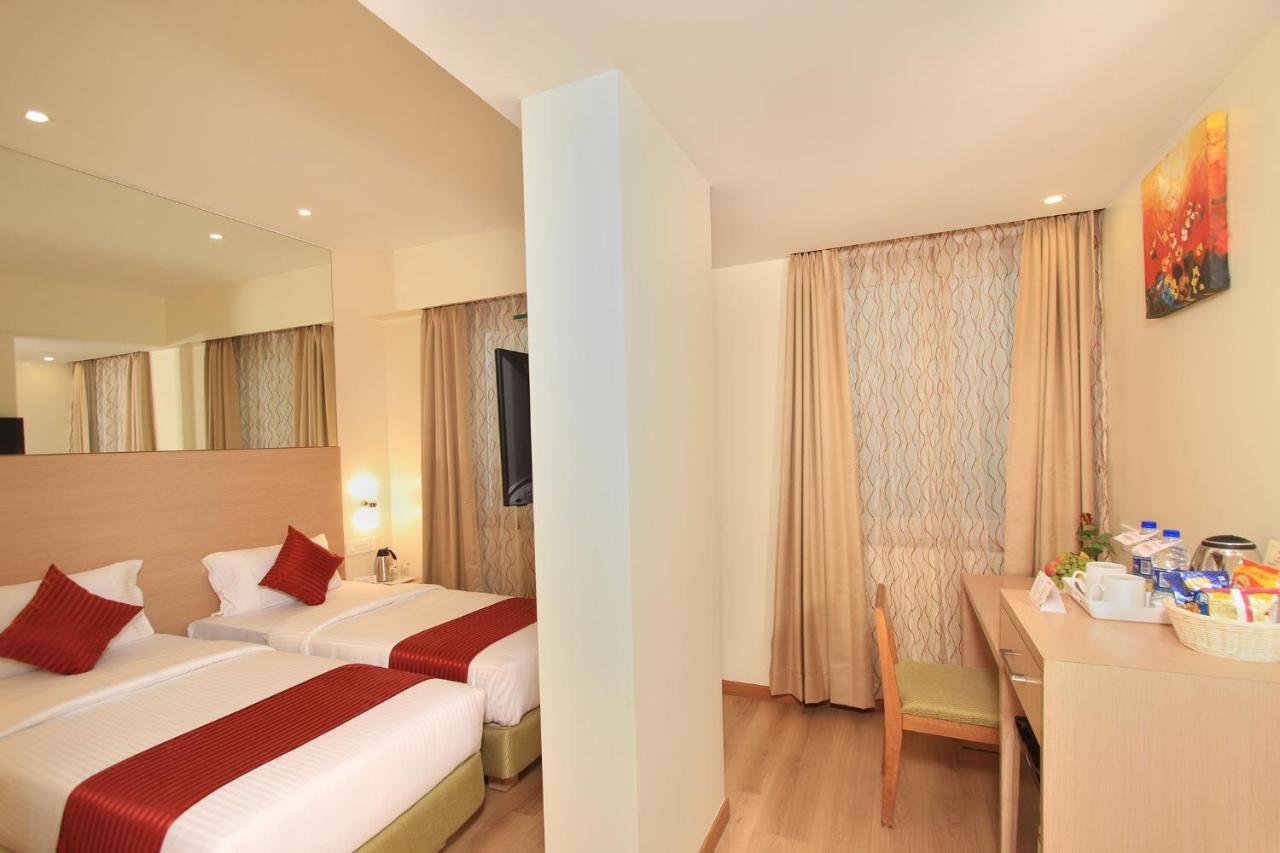 La Sara Regent Hotel Bangalore Bagian luar foto